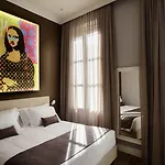 The Frame Otel